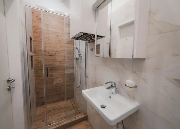 Renovated Close To First District *